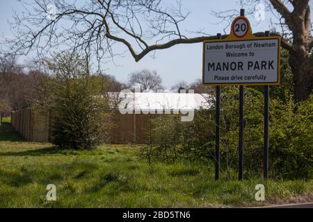 Manor Park, Londra, Regno Unito. 7 aprile 2020. Continuano i lavori per la costruzione di un morgue temporaneo a Manor Park, a est di Londra, a causa dell'epidemia di coronavirus. Credit: Marcin Nowak/Alamy Live News Foto Stock