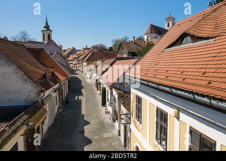 Destinazione turistica vuota a Szentendre, Ungheria. Normalmente pieno di turisti e bazar. Settore dei viaggi, turismo fermato in Europa (coronavirus) Foto Stock