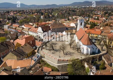 Destinazione turistica vuota a Szentendre, Ungheria. Normalmente pieno di turisti e bazar. Settore dei viaggi, turismo fermato in Europa (coronavirus) Foto Stock