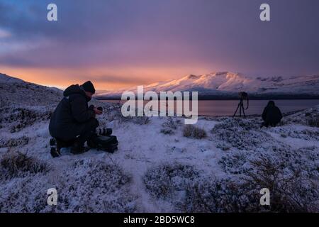 Fotografi che scattano un'alba invernale nel Parco Nazionale Torres del Paine, Cile Foto Stock