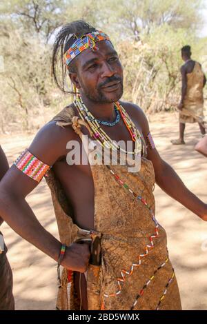 Ritratto di un giovane Hadzabe (Hadza). Fotogrphed al lago Eyasi, Tanzania Foto Stock