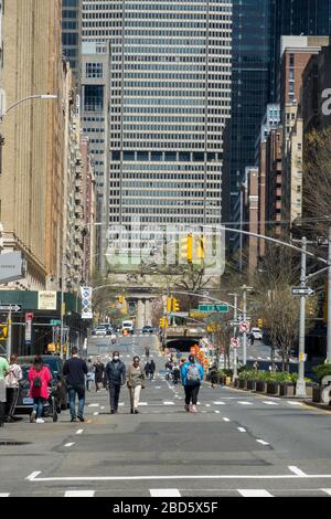 Park Avenue a Murray Hill è quasi vuoto di traffico a causa della pandemia COVID-19, New York City, USA Foto Stock