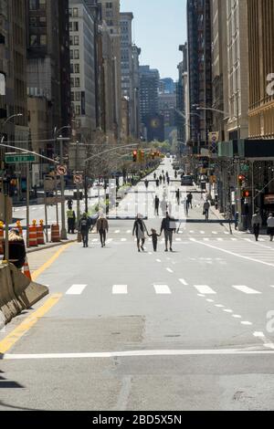 Park Avenue South è chiusa al traffico a causa della pandemia COVID-19, New York City, USA Foto Stock