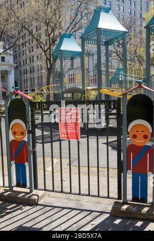 Accedi al Madison Square Park Playground durante la pandemia di Covid-19, New York City, USA Foto Stock