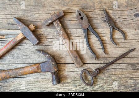Vecchi strumenti vintage su sfondo in legno, piano, vista dall'alto Foto Stock