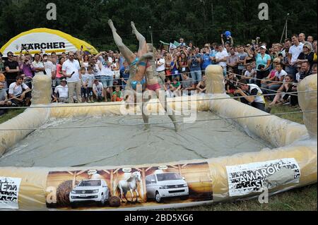 Fangare ragazze che lottano nel ring, folla di persone che guardano. 23 giugno 2017. Kiev, Ucraina Foto Stock