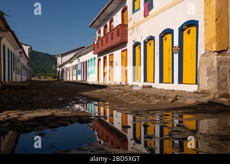 Via nel centro storico di Paraty, Rio de Janeiro, Brasile Foto Stock