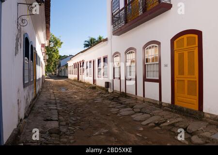 Via nel centro storico di Paraty, Rio de Janeiro, Brasile Foto Stock