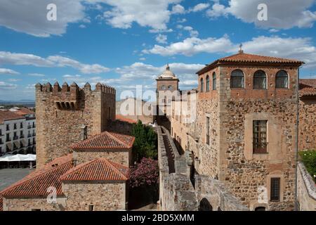 Bastioni con Palacio Toledo-Moctezuma sullo sfondo, Torre Bujaco, Plaza Mayor, Cáceres, Estremadura, Spagna, Europa Foto Stock