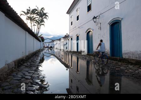 Via nel centro storico di Paraty, Rio de Janeiro, Brasile Foto Stock