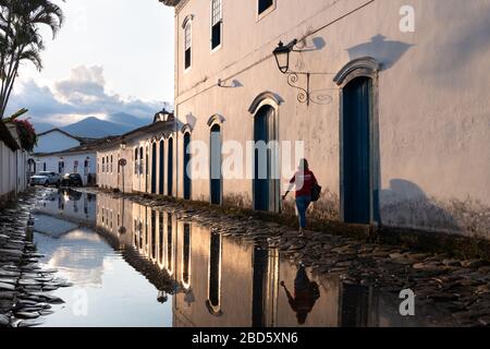 Via nel centro storico di Paraty, Rio de Janeiro, Brasile Foto Stock