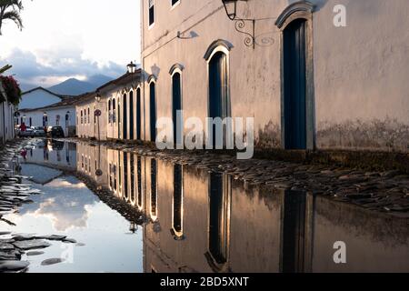 Via nel centro storico di Paraty, Rio de Janeiro, Brasile Foto Stock