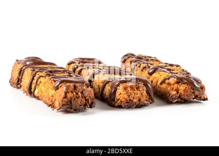 Barrette di cereali con arachidi e cioccolato isolate su sfondo bianco. Foto Stock