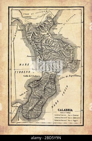 Antica mappa della regione calabrese nell'Italia meridionale circondata da mari joniani e tirreni separati dalla Sicilia dallo stretto di Messina, con nomi e descrizioni geografiche italiane Foto Stock