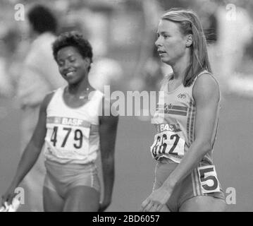LENA MÖLLER sprinter svedese al campionato europeo di Stoccarda 1986 a 100 m con l'olandese Nelli Cooman Foto Stock