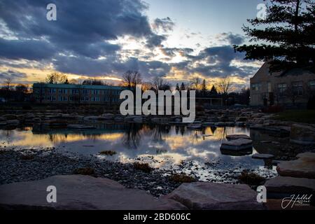 Golden Hour Shot al lago Hawkins di SUNY Plattsburgh Foto Stock