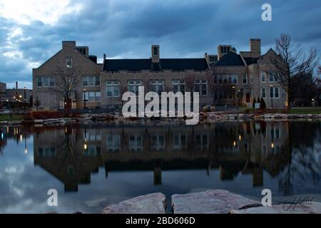 Golden Hour Shot al lago Hawkins di SUNY Plattsburgh Foto Stock