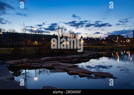 Golden Hour Shot al lago Hawkins di SUNY Plattsburgh Foto Stock