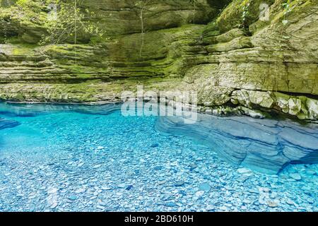 Profondo torrente con acqua pura nel canyon. Foto Stock