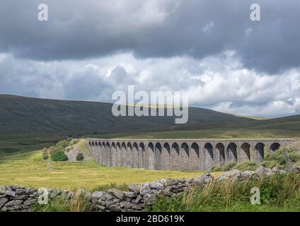 Una vista del viadotto Ribblehead ad arco illuminato dalla luce del sole nelle Yorkshire Dales. Foto Stock