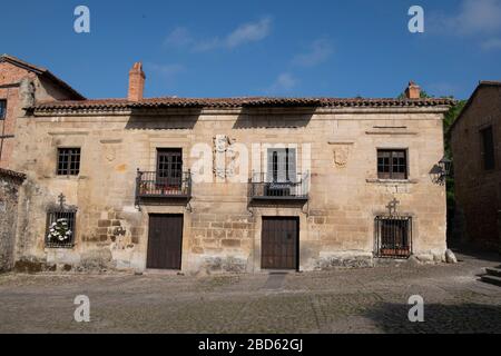 Casa con stemma, Santillana del Mar, Cantabria, Spagna, Europa Foto Stock