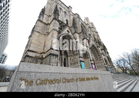 New York, Stati Uniti. 7 Aprile 2020. La chiesa di Manhattan, la più grande cattedrale gotica del mondo, sarà in grado di curare almeno 200 pazienti durante l'epidemia di coronavirus. 04/07/20. New YorkManhattan Credit: Marcus Santos/ZUMA Wire/Alamy Live News Foto Stock