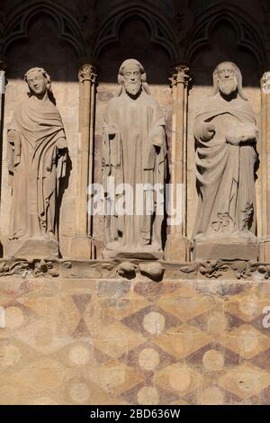 Statue di Santi del timpano, Chiesa di Santa María la Real, Olite, provincia della Navarra, Spagna, Europa Foto Stock