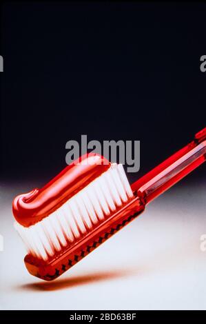 Spazzolino rosso con dentifricio Red gel   Sinsbury, Connecticut, USA Foto Stock