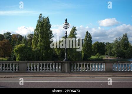 Struttura in pietra Lago Long Water Serpentine Bridge Kensington Gardens, Londra W2 2UH di John Rennie il giovane Decimus Burton Foto Stock