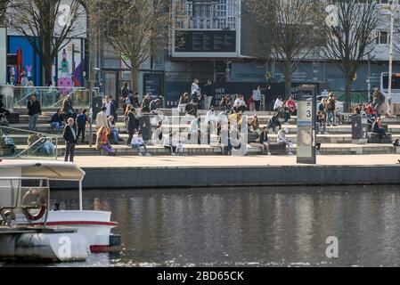 Amburgo, Germania. 7 aprile 2020. Gli escursionisti siedono al sole sulle terrazze del Jungfernstieg di Amburgo. Credit: Axel Heimken/dpa/Alamy Live News Foto Stock