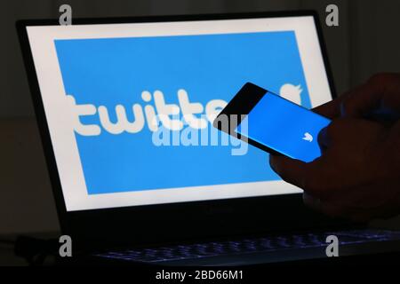 6 aprile 2020. Istanbul / Turchia. Persona che detiene un telefono cellulare con il logo Twitter sullo schermo. Foto Stock
