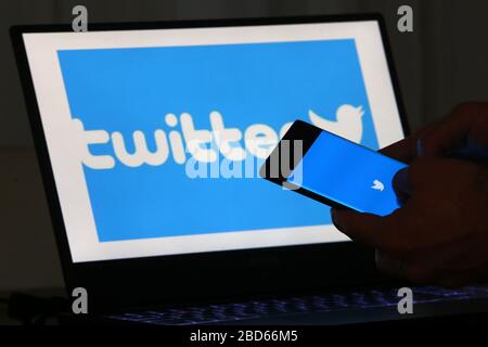 6 aprile 2020. Istanbul / Turchia. Persona che detiene un telefono cellulare con il logo Twitter sullo schermo. Foto Stock