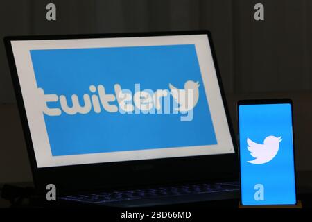 6 aprile 2020. Istanbul / Turchia. Persona che detiene un telefono cellulare con il logo Twitter sullo schermo. Foto Stock