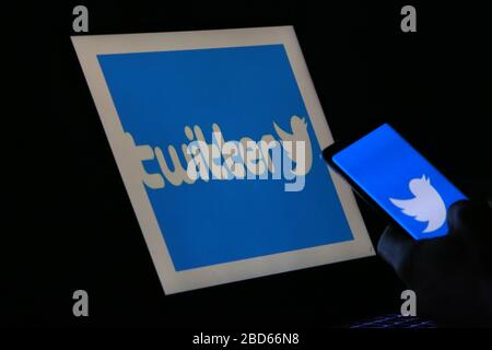 6 aprile 2020. Istanbul / Turchia. Persona che detiene un telefono cellulare con il logo Twitter sullo schermo. Foto Stock