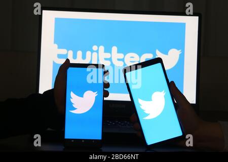 6 aprile 2020. Istanbul / Turchia. Persona che detiene un telefono cellulare con il logo Twitter sullo schermo. Foto Stock