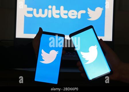 6 aprile 2020. Istanbul / Turchia. Persona che detiene un telefono cellulare con il logo Twitter sullo schermo. Foto Stock