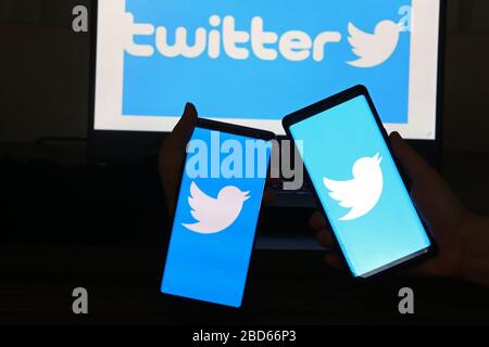 6 aprile 2020. Istanbul / Turchia. Persona che detiene un telefono cellulare con il logo Twitter sullo schermo. Foto Stock