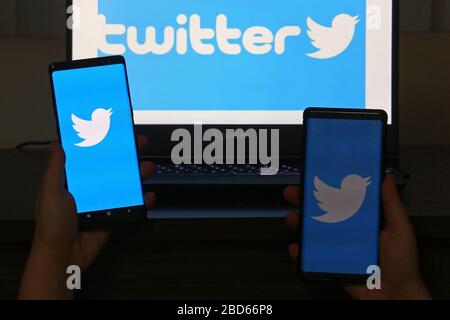 6 aprile 2020. Istanbul / Turchia. Persona che detiene un telefono cellulare con il logo Twitter sullo schermo. Foto Stock