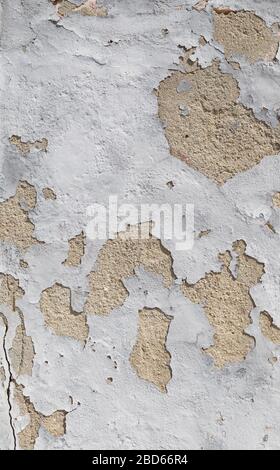 Primo piano di una vecchia parete di cemento, la vernice bianca si stacca. Sfondo strutturato full frame astratto ad alta risoluzione. Foto Stock