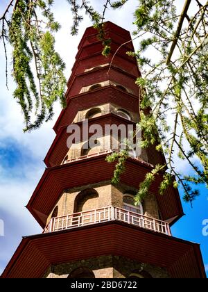 Grande Pagoda Kew Gardens vista ad angolo basso Foto Stock