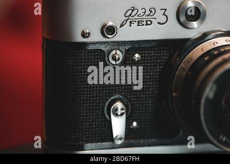 Bucarest, Romania - 7 aprile 2020: Dettagli e profondità poco profonda di immagine campo (fuoco selettivo) con la fotocamera F3 ucraino rangefinder vintage. Foto Stock