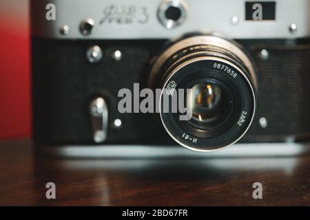 Bucarest, Romania - 7 aprile 2020: Dettagli e profondità poco profonda di immagine campo (fuoco selettivo) con la fotocamera F3 ucraino rangefinder vintage. Foto Stock