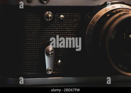 Bucarest, Romania - 7 aprile 2020: Dettagli e profondità poco profonda di immagine campo (fuoco selettivo) con la fotocamera F3 ucraino rangefinder vintage. Foto Stock