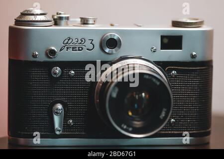 Bucarest, Romania - 7 aprile 2020: Dettagli e profondità poco profonda di immagine campo (fuoco selettivo) con la fotocamera F3 ucraino rangefinder vintage. Foto Stock