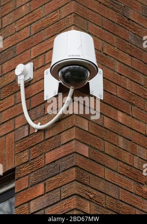 CCTV (televisione a circuito chiuso) montato su un edificio a Wolverhampton, Inghilterra, Regno Unito Foto Stock