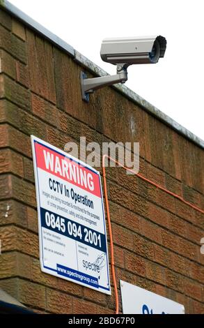 CCTV (televisione a circuito chiuso) montato su un edificio a Wolverhampton, Inghilterra, Regno Unito Foto Stock