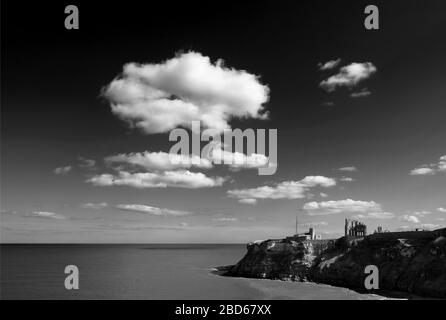 Tynemouth Priory e stazione di guardia costiera in monocromia Foto Stock