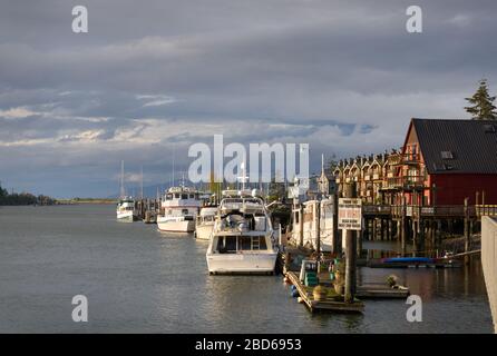 Swinomish Channel la Conner USA. Il lungomare la Conner al sole sul canale Swinomish. Foto Stock