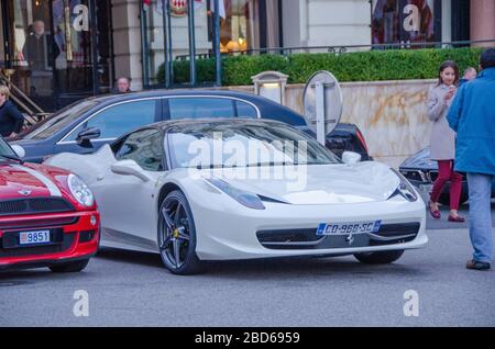 Le vetture Prestige parcheggiate fuori dal Cafe de Paris a Monte Carlo, Monaco. Foto Stock