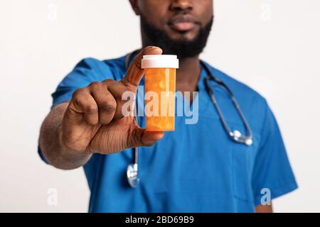 Terapista maschile nero che consiglia pillole, primo piano Foto Stock